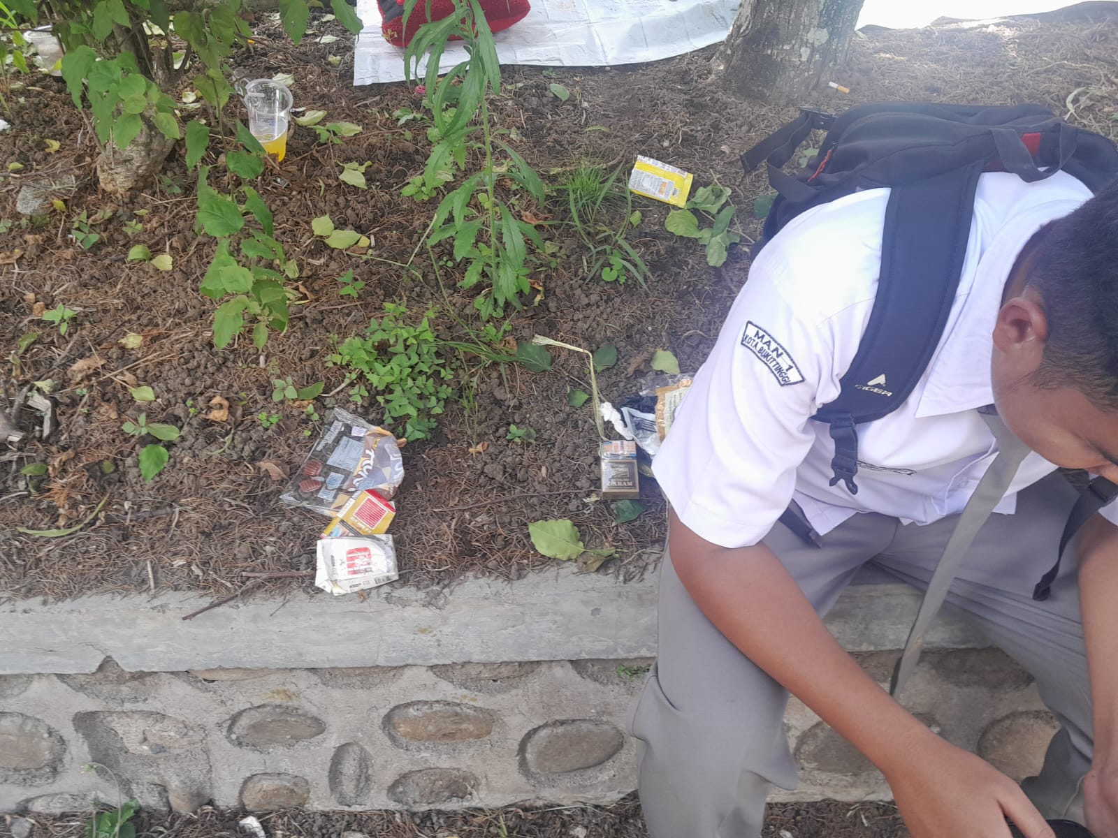 Anggota tim melakukan observasi lapangan